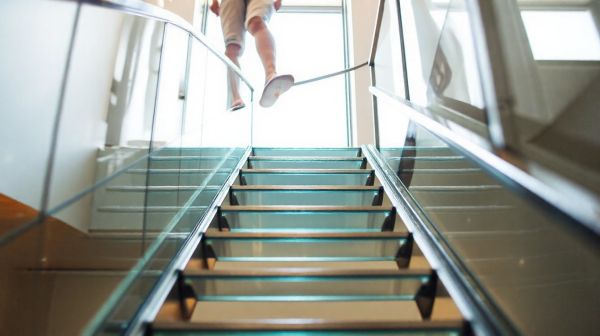 Top 5 avantages des monte escaliers debout modernes